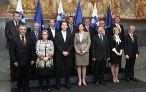 Vlada Bratuškove v Bruselj pošilja programa stabilnosti in reform