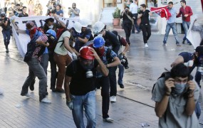 Policija v Carigradu s solzivcem nad protestnike