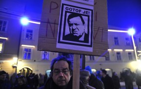 Protest za Jankovićev odstop: »Mafija!« in »Lopovi!« pred Magistratom