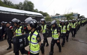 Šest tisoč policistov v Južni Koreji iskalo lastnika potopljenega trajekta