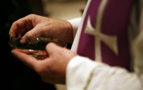 Država za prispevke duhovnikov letos namenila 1,4 milijona evrov
