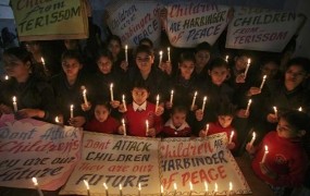 V Pakistanu po napadu na šoli začeli tridnevno žalovanje