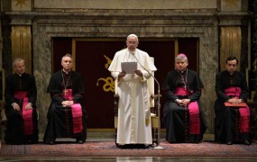 Papež vatikansko duhovščino svari pred "boleznimi duha" 