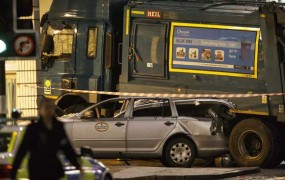 V Glasgowu v množico zapeljal smetarski tovornjak in ubil več ljudi 
