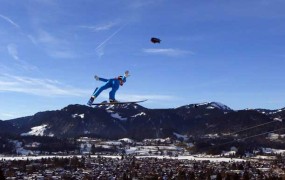 Slovenski skakalci samozavestno na novoletno turnejo