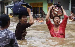 V Indoneziji zaradi poplav evakuirali več kot 120.000 ljudi