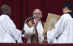 Papež v božični poslanici opozoril na trpljenje v vojnah in krizah