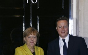 Merklova po srečanju s Cameronom optimistična glede Grčije