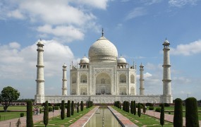 Tadž Mahal je rumena zaradi smoga in zelena zaradi iztrebkov insektov