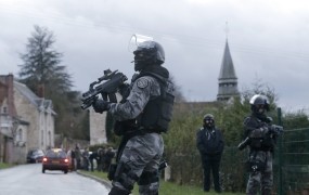 Francoska policija nadaljuje z iskanjem osumljencev za napad na satirični tednik