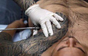 V Turčiji fatva tetoviranim muslimanom, naj se pokesajo