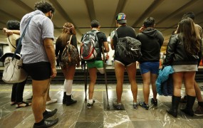 Tisoči potnikov v nedeljo na podzemnih železnicah slekli hlače