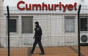 Turško sodišče blokiralo dostop do spleta z naslovnico Charlie Hebdo