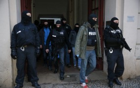 V Berlinu aretirana salafista, ki sta rekrutirala borce za Islamsko državo