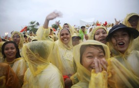 Papež zaradi tropske nevihte skrajšal obisk v osrednjem delu Filipinov