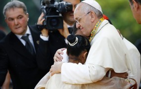 Papež z mašo v Manili končuje obisk na Filipinih
