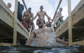 Več sto tisoč Rusov z ledeno kopeljo opralo svoje grehe