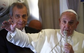 Papež Frančišek katoličanom: Ne množite se kot zajci