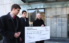 Pobudniki peticije Za privatizacijo poskušali odgovornim v NLB predati ček z donacijo