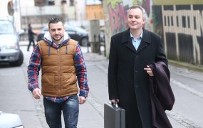 Sojenje fotoreporterju Božiču: Bratuškova ga je držala v rokah, ne na klopi!