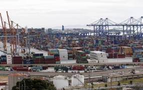Kitajska zaskrbljena zaradi ustavitve privatizacije pristanišča Pirej