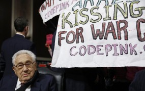 Protestniki v ameriškem senatu zahtevali Kissingerjevo aretacijo