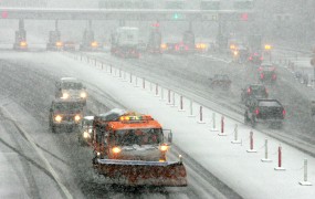 Sneg povzroča težave v prometu