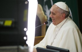 Papež med brezdomce razdelil 300 dežnikov