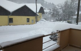 V jugovzhodni Sloveniji ponoči zapadlo od 20 do 30 centimetrov snega