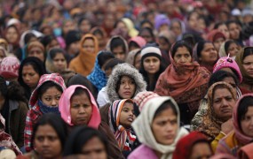 Indijo šokiralo skupinsko posilstvo in umor duševno prizadete Nepalke
