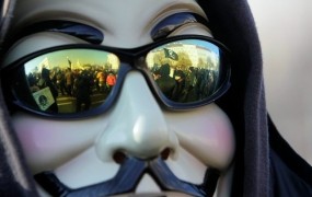 Hekerji Anonymus brišejo račune Islamske države na internetu