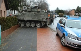 Britanski tank zaneslo na vrt starejšega nemškega para