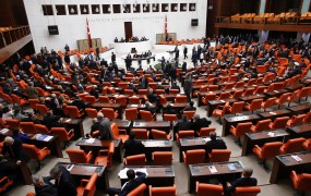 V turškem parlamentu izbruhnil pretep, ranjenih več poslancev