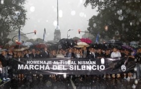 V Buenos Airesu zaradi smrti tožilca na ulicah več kot 400.000 ljudi; Kircherjeva zapustila prestolnico