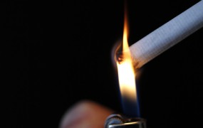 Nemško sodišče ustavilo deložacijo 76-letnega kadilca, ki je s smradom motil sosede