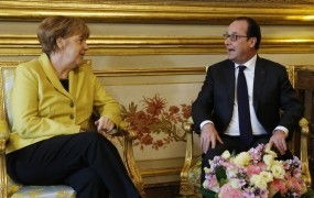Hollande in Merklova za obstanek Grčije v območju evra