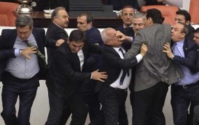 V turškem parlamentu so znova pele pesti