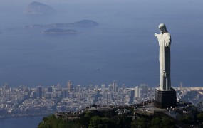 Rio de Janeiro bo ob 450. obletnici razsvetljen v modro