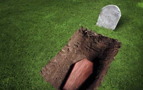 Pogrebnik iz Črnomlja doma hranil trupla pokojnikov, pogrebi ob praznih žarah
