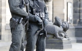 V nemškem Bremnu med grožnjami napada prijeli več ljudi