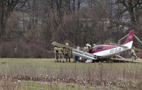 Letalo, ki je zasilno pristalo ob ljubljanski obvoznici, trčilo v napeljavo električnega daljnovoda