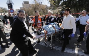 Z avtomobilom zapeljal med pešce v Jeruzalemu, nato z nožem napadel ljudi