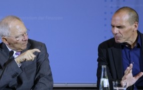 Grčija ogorčena nad "žaljivo" izjavo Schäubleja o "neumno naivnem" Varufakisu