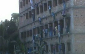 Indijski starši plezali po zidovih šol, da so pomagali goljufati otrokom