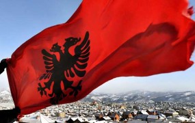 Zaradi lažnih izjav aretirali albanska poslanca, ki sta predsednika parlamenta obtožila načrtovanja umora