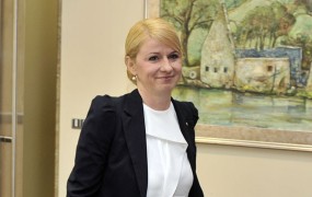 Klavdija Markež, šolska ministrica brez doktorata in še en "biser" Mira Cerarja