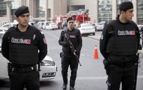 V Istanbulu oborožen vdor na sedež vladajoče stranke