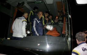 Fenerbahče po strelih na njihov avtobus zahteva prekinitev turške lige