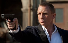 Daniel Craig moral med snemanjem Jamesa Bonda na operacijo kolena