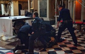 V cerkvi v središču Ljubljane grozil z nožem, nato porezal sebe